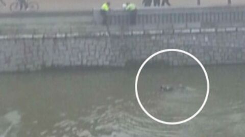 Momento en el que el aficionado del Depor es rescatado del Manzanares