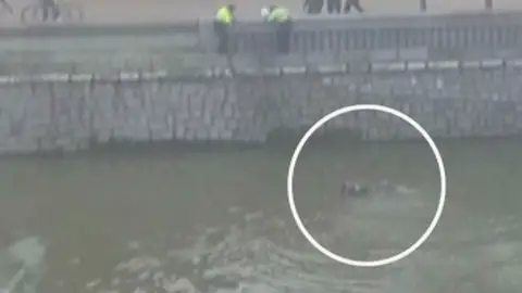 Momento en el que el aficionado del Depor es rescatado del Manzanares Momento en el que el aficionado del Depor es rescatado del Manzanares