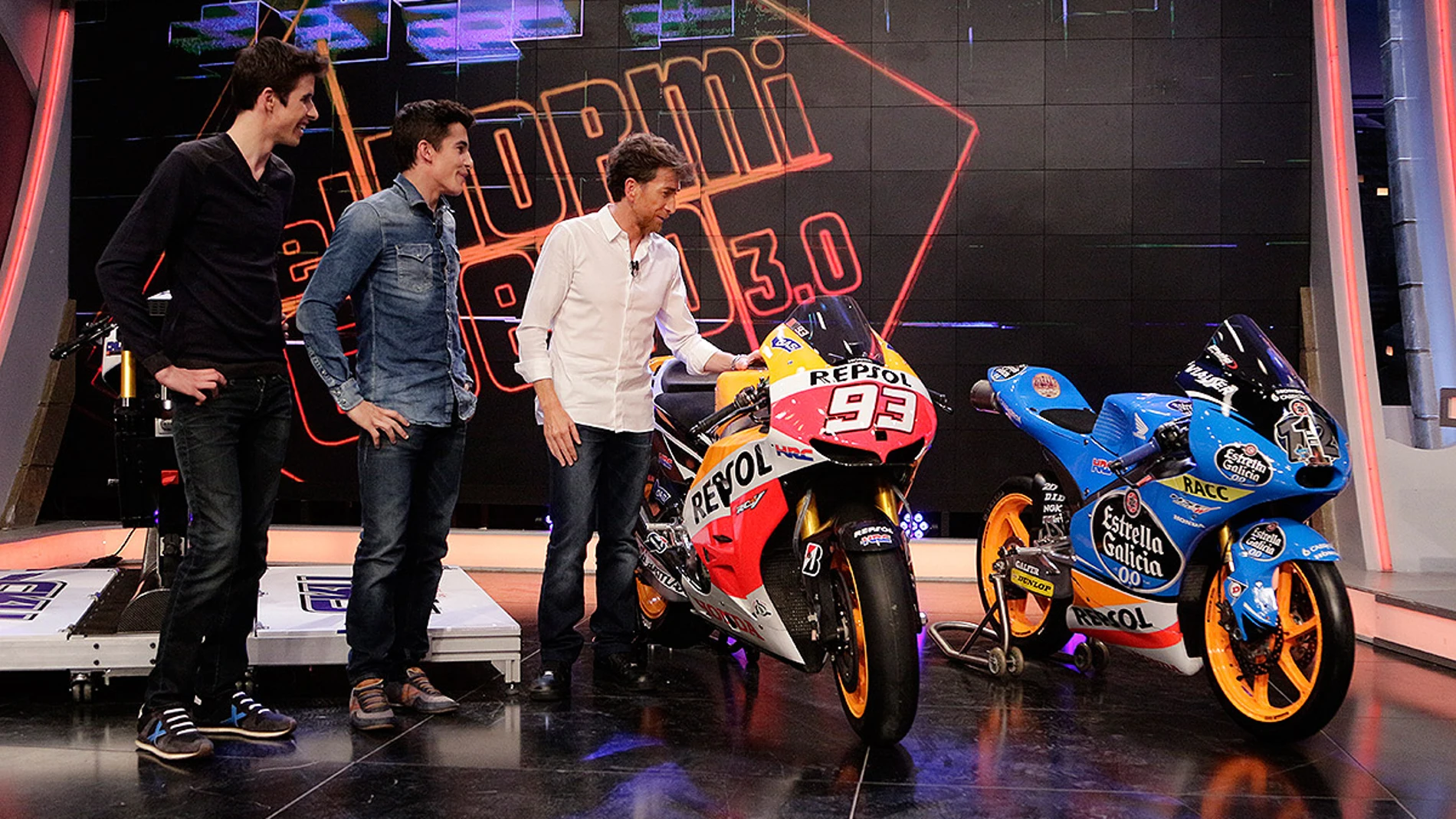 Marc y Álex Márquez con Pablo Motos