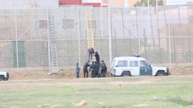 Bajan de la valla a los inmigrantes encaramados seis horas después del salto