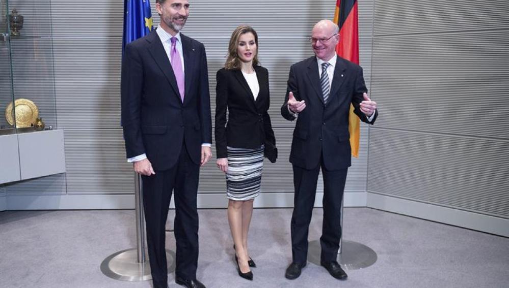 Los Reyes posan junto al presidente del Parlamento alemán, Norbert Lammert