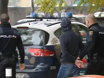 La policía detiene a un hincha ultra cerca del Calderón La policía detiene a un hincha ultra cerca del Calderón
