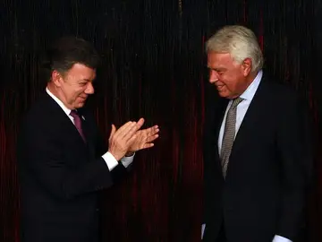 Santos y entrega a González la nacionalidad colombiana. Santos y entrega a González la nacionalidad colombiana.