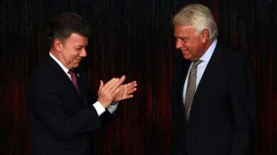 Felipe González recibe la ciudadanía colombiana de manos del presidente Santos 