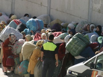 Imagen de archivo de una multitud de porteadores marroquíes en el paso fronterizo de Ceuta con Marruecos