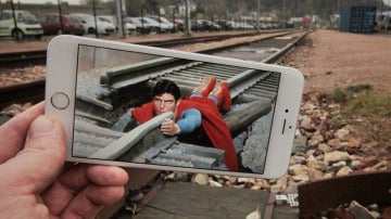 Superman amarrado a la vía del tren