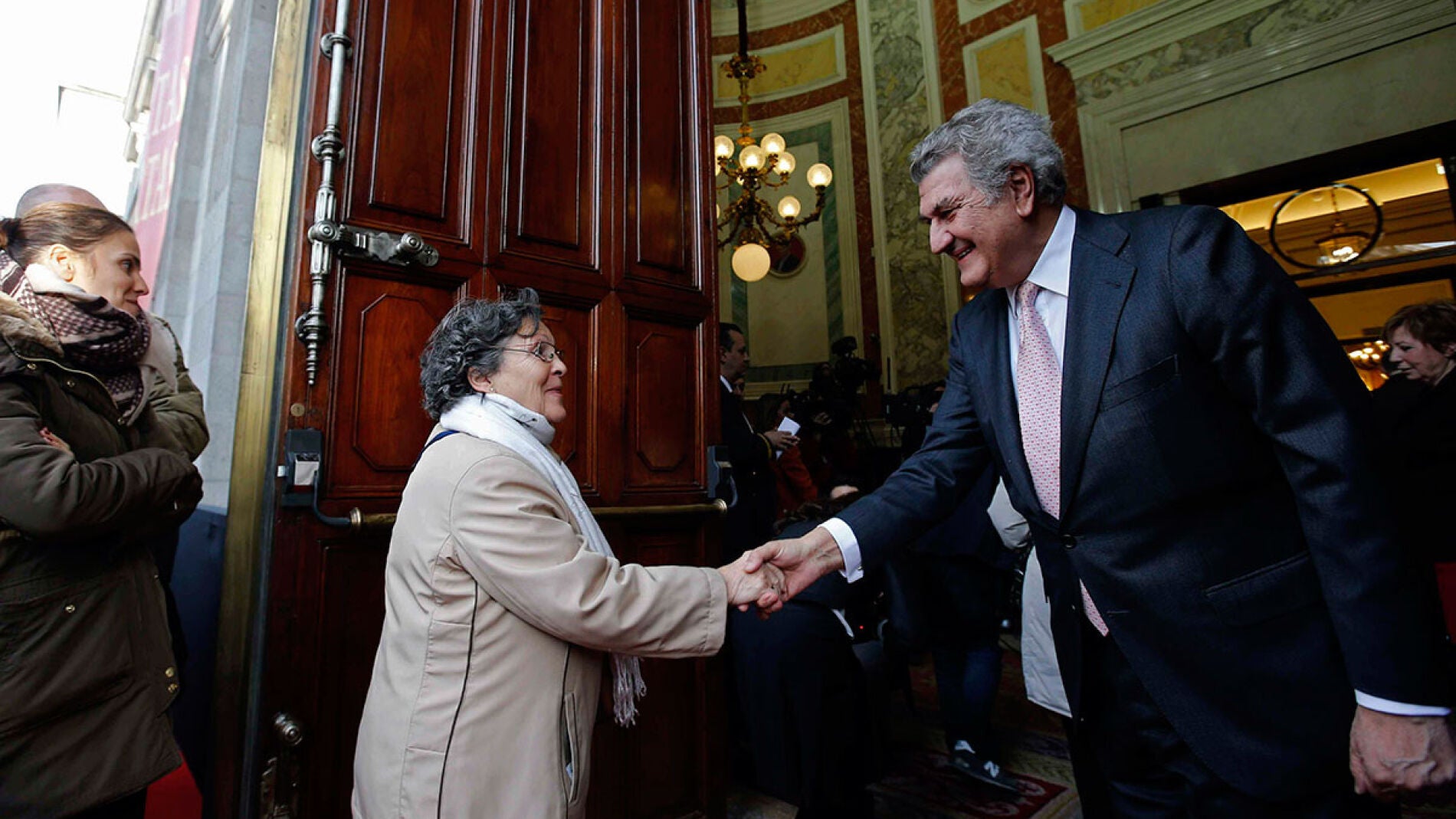Jes&uacute;s Posada saluda a ciudadanos en las puertas del Congreso