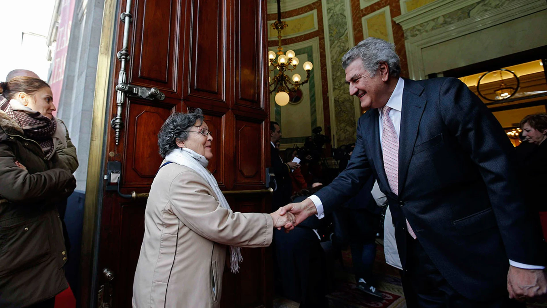 Jesús Posada saluda a ciudadanos en las puertas del Congreso Jesús Posada saluda a ciudadanos en las puertas del Congreso