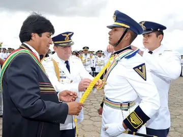 Evo Morales condecora a un militar. Evo Morales condecora a un militar.