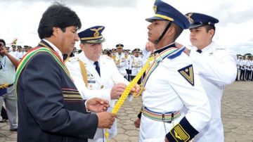 Evo Morales condecora a un militar.