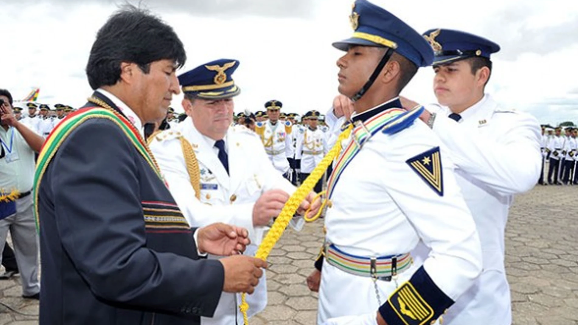 Evo Morales condecora a un militar. Evo Morales condecora a un militar.