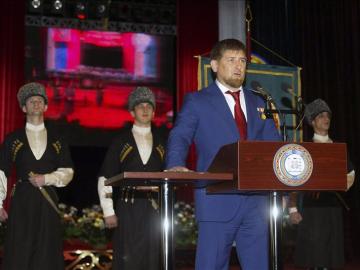 El líder checheno, Ramzán Kadírov, presta juramento como presidente de la república de Chechenia. El líder checheno, Ramzán Kadírov, presta juramento como presidente de la república de Chechenia.