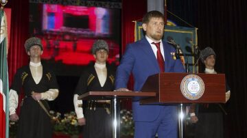   El líder checheno, Ramzán Kadírov, presta juramento como presidente de la república de Chechenia.