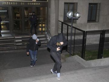 Dos de los radicales detenidos tras la reyerta, saliendo del juzgado