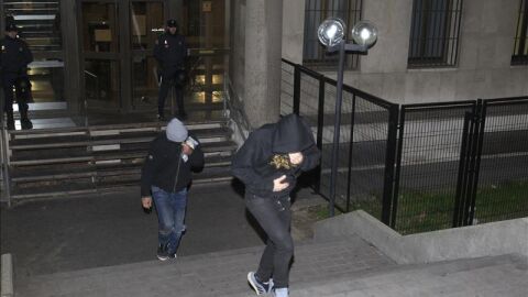 Dos de los radicales detenidos tras la reyerta, saliendo del juzgado
