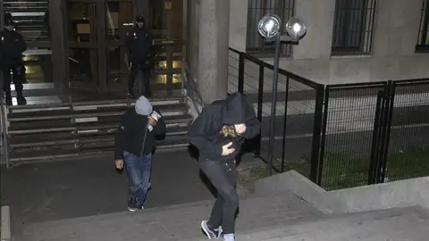 Dos de los radicales detenidos tras la reyerta, saliendo del juzgado Dos de los radicales detenidos tras la reyerta, saliendo del juzgado