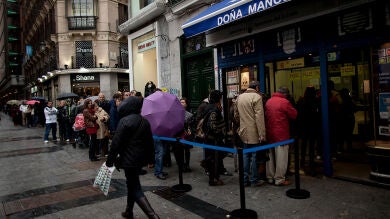 Largas colas en la administración madrileña de Doña Manolita para comprar la Lotería de Navidad