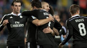 Cristiano Ronaldo se abraza con Benzema