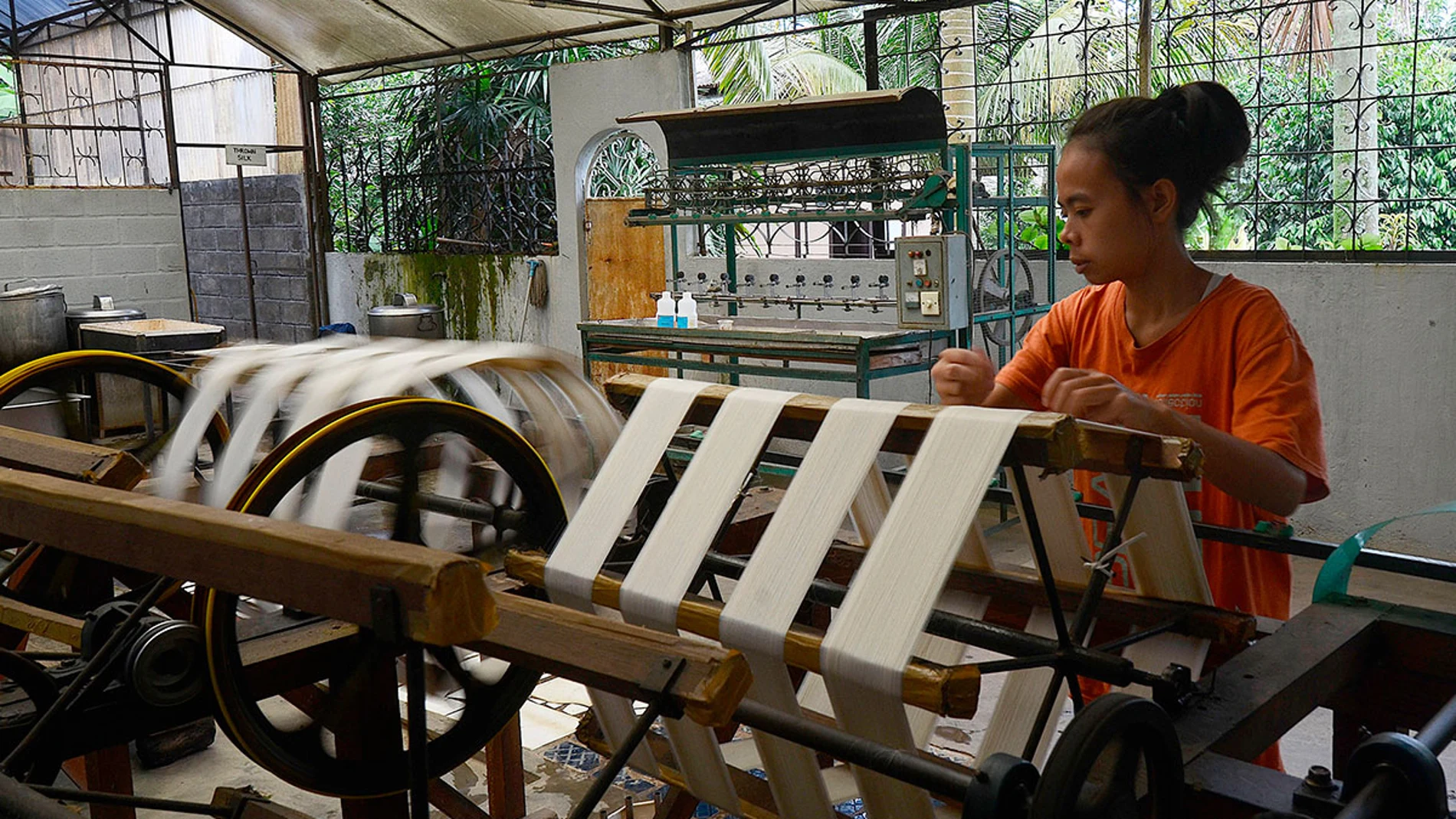 Una trabajadora en Indonesia Una trabajadora en Indonesia