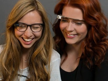 Chicas con unas Google Glass ¿una imagen del pasado?