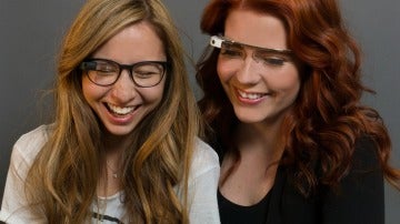 Chicas con unas Google Glass ¿una imagen del pasado?