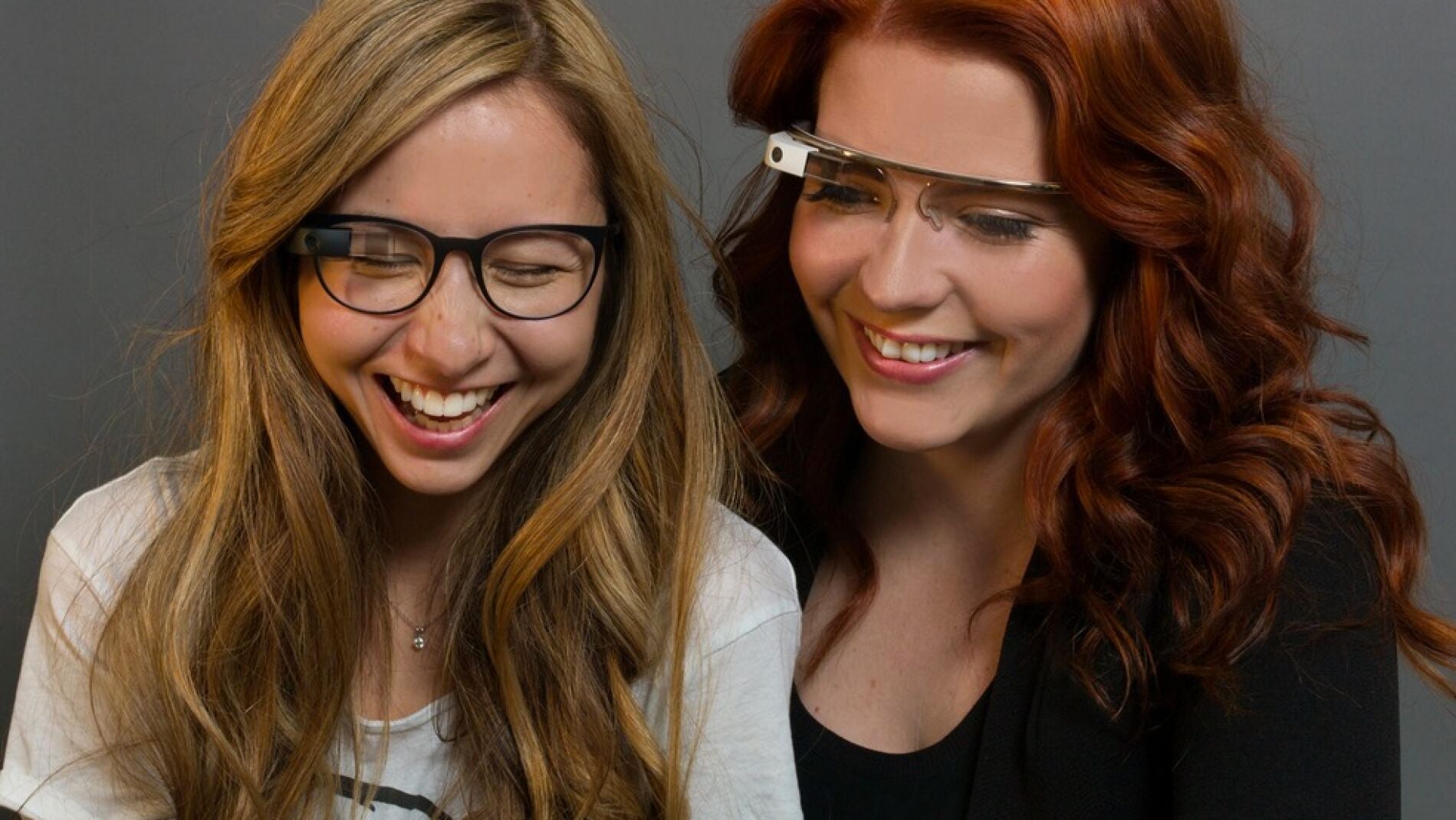 Chicas con unas Google Glass &iquest;una imagen del pasado?