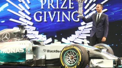 Hamilton recibe su trofeo de campeón mundial en la gala de la FIA