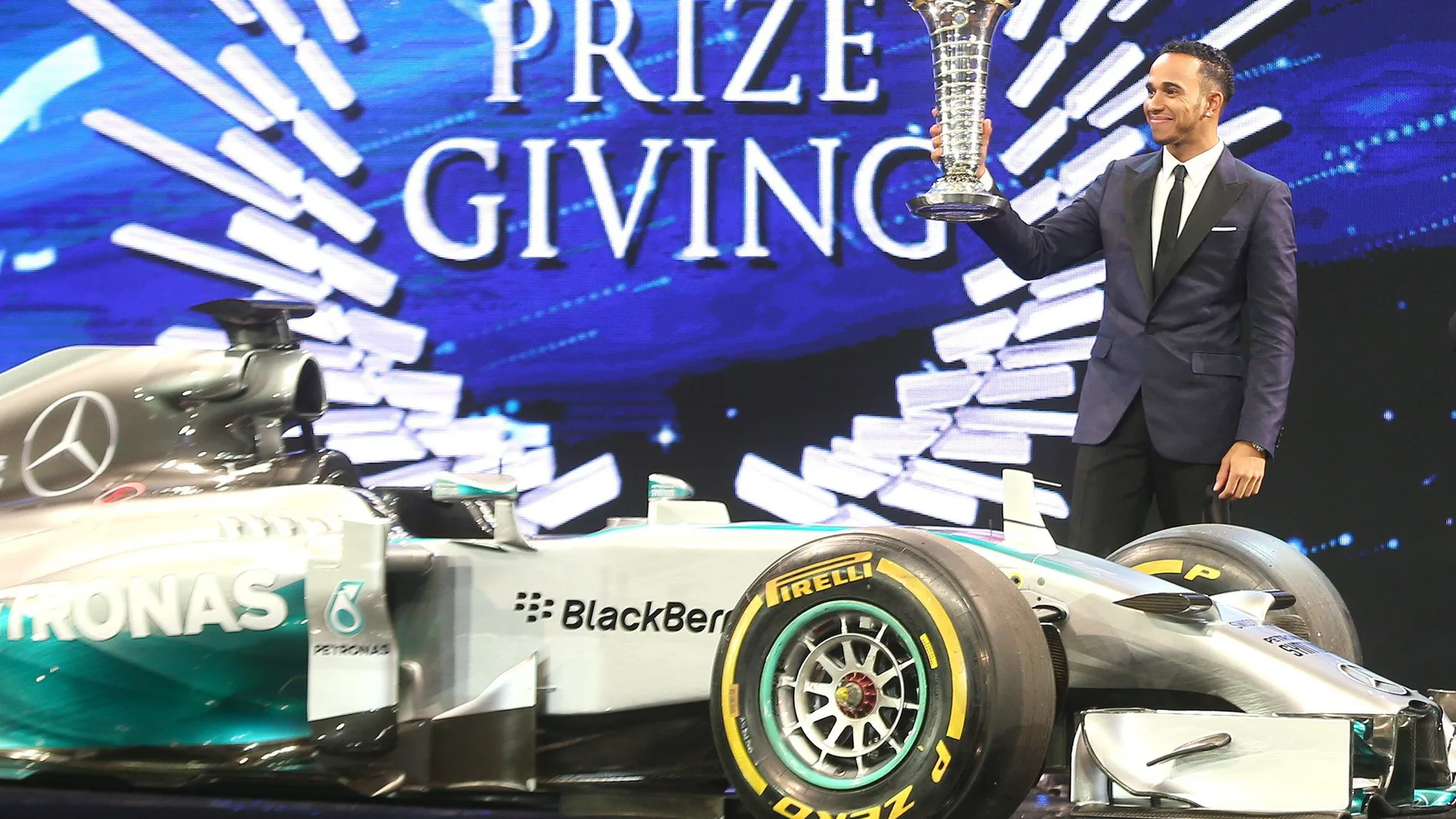Lewis Hamiton recoge su trofeo de campeón del mundo de Fórmula 1