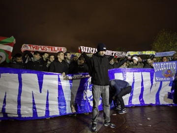 Manifestación de los Riazor Blues en La Coruña