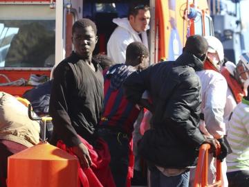 Varios de los inmigrantes rescatados de la patera