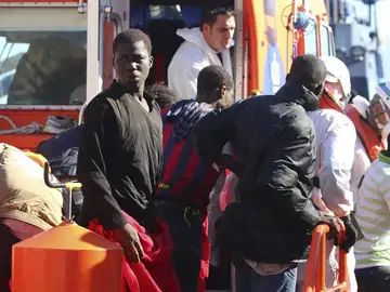 Varios de los inmigrantes rescatados de la patera Varios de los inmigrantes rescatados de la patera