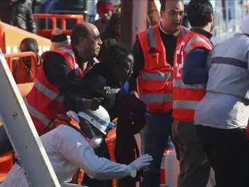Varios de los 26 inmigrantes rescatados de la patera Varios de los 26 inmigrantes rescatados de la patera