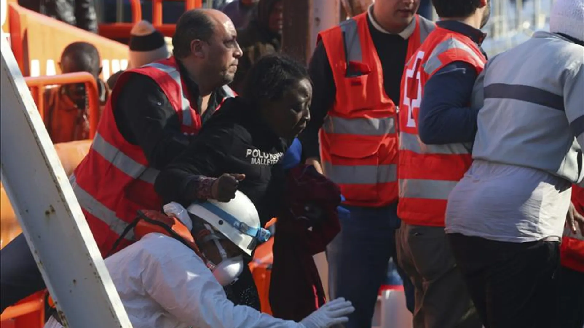 Varios de los 26 inmigrantes rescatados de la patera Varios de los 26 inmigrantes rescatados de la patera