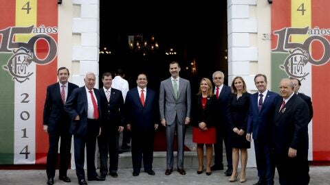 El rey Felipe VI posa para los medios a su llegada a la sede del C&iacute;rculo Mercantil, en Veracruz