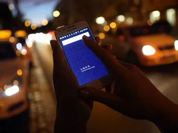 Aplicación de Uber en un teléfono móvil Aplicación de Uber en un teléfono móvil