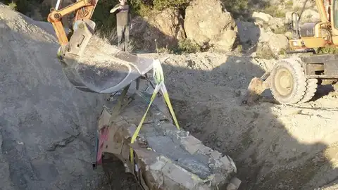 Trabajos de extracción en el yacimiento de Orcau del cuello de un titanosaurio Trabajos de extracción en el yacimiento de Orcau del cuello de un titanosaurio