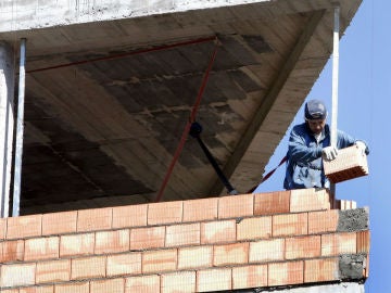 Un obrero construye una vivienda