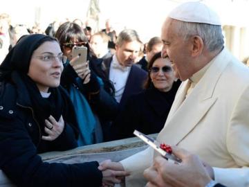 Sor Cristina saluda al Papa Francisco en Roma.
