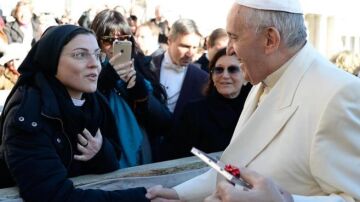 Sor Cristina saluda al Papa Francisco en Roma.