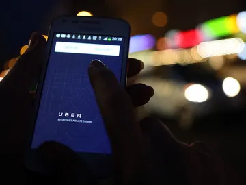 Aplicación de Uber en un teléfono Aplicación de Uber en un teléfono