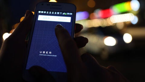 Aplicaci&oacute;n de Uber en un tel&eacute;fono