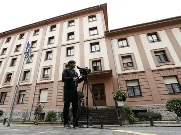 Un cámara graba la fachada del cuartel donde ha ocurrido el suceso. Un cámara graba la fachada del cuartel donde ha ocurrido el suceso.