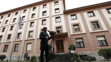 Un cámara graba la fachada del cuartel donde ha ocurrido el suceso.