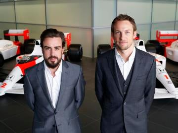 Alonso y Button posan en la fábrica de Woking