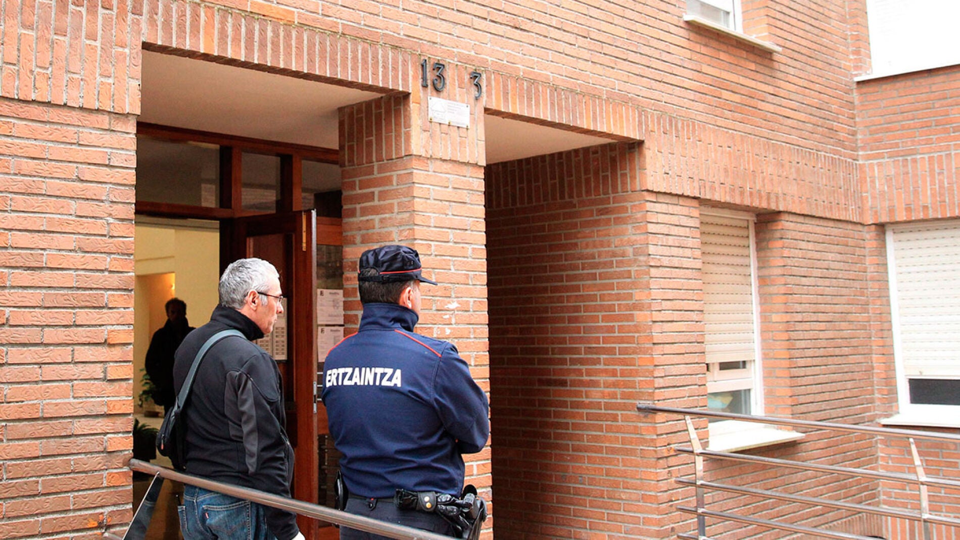Un agente de la Ertzaintza en la vivienda de Abadi&ntilde;o donde han sido asesinadas dos mujeres