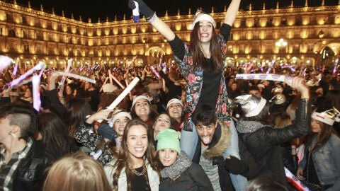 Una joven celebra la Nochevieja Universitaria