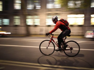 Un ciclista monta en bici por la ciudad