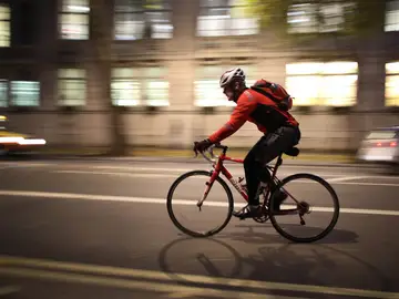 Un ciclista monta en bici por la ciudad Un ciclista monta en bici por la ciudad