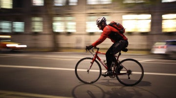 Un ciclista monta en bici por la ciudad