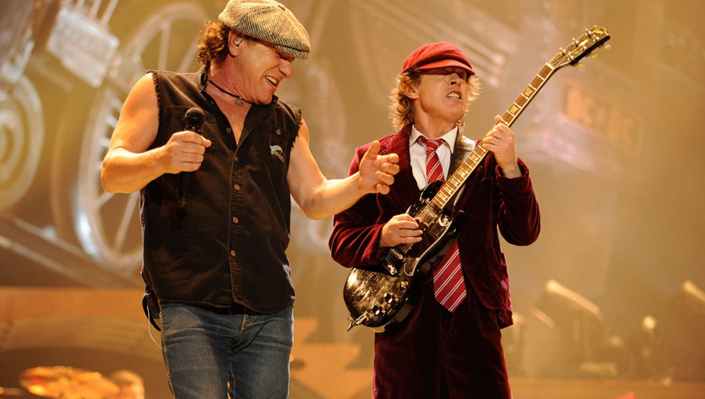 Brian Johnson y Angus Young, durante una actuación en Pennsylvania